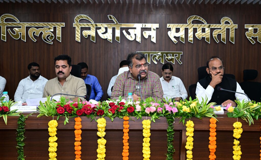 पालकमंत्री रविंद्र चव्हाण यांचा संताप अनावर, जिल्हा नियोजन समिती बैठक तहकूब