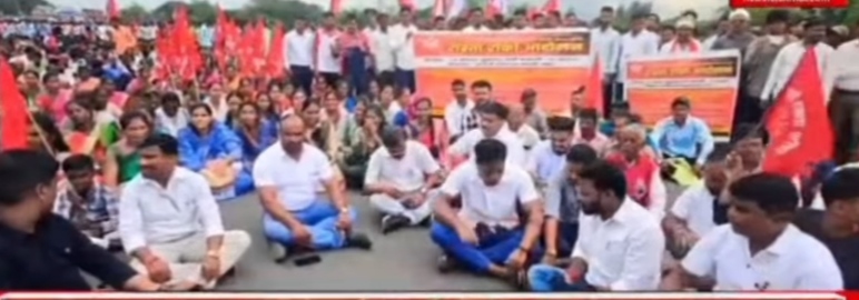 चारोटी येथे आदिवासी संघटनांचे रास्ता रोको आंदोलन ; वाहतूक दोन तास ठप्प,