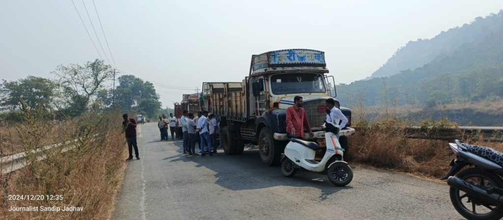 बोईसर येथे तलाठ्याला धक्काबुक्की, तीन ट्रक ताब्यात,