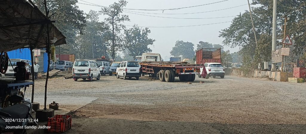 चिल्हार फाट्यावर ट्रेलर बंद पडल्यामुळे वाहतूक ठप्प,
