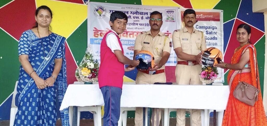 गुरुकुल ग्लोबल स्कूल,वाडा येथे हेल्मेटचे मोफत वाटप,