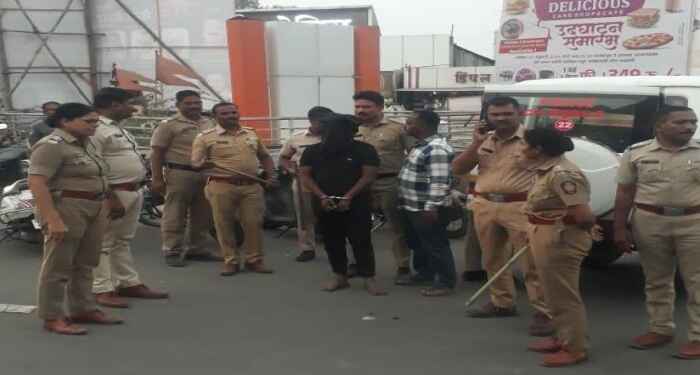 पोलिसाच्या डोक्यात दगड घालणाऱ्या आरोपीची पोलिसांनी काढली धिंड,