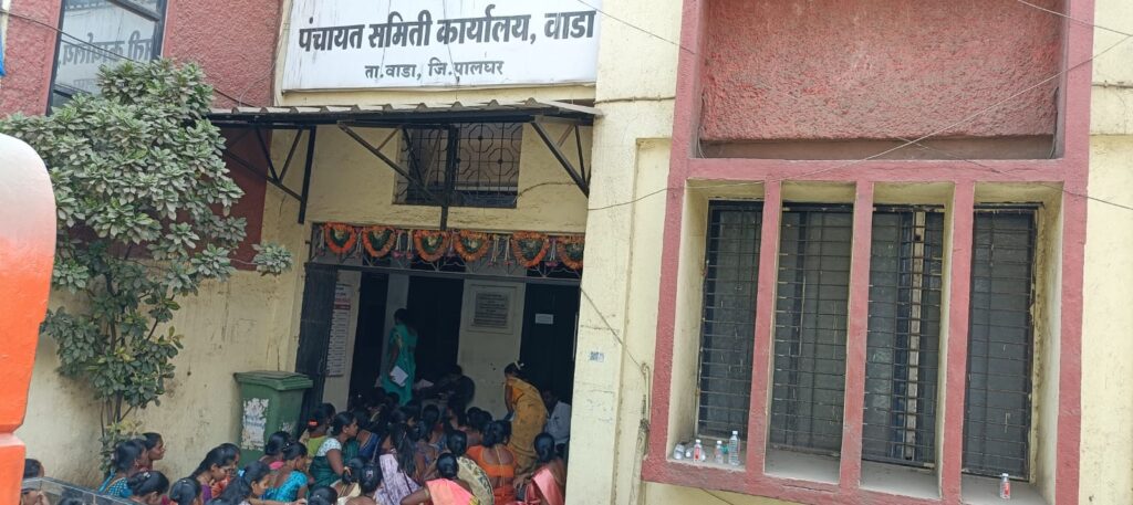 अंभई /आमगांव ग्रामस्थानी घातला पंचायत समिती कार्यालयाला घेराव,