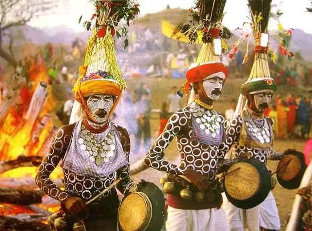 राज्यात होळी व धुलिवंदनाची जोरदार धूम,