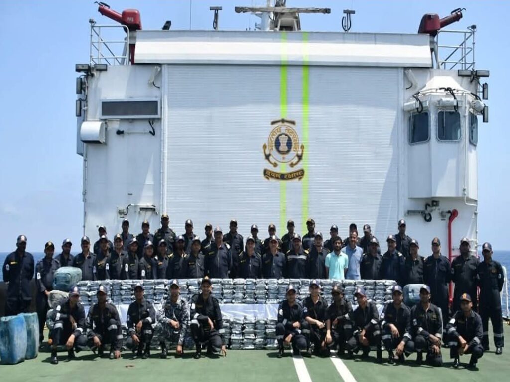गुजरातच्या समुद्रात अठराशे कोटीचे ड्रग्ज पकडले,