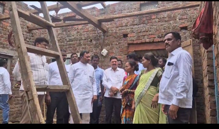 विक्रमगड तालुक्यात खा.हेमंत सवरा यांच्याकडून नुकसानग्रस्त भागाची पाहणी,