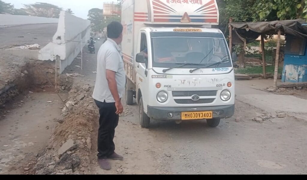 प्रशासनाच्या हलगर्जीपणामुळे लोकमान्यनगर व मोहपाडा येथील नागरिक त्रस्त,