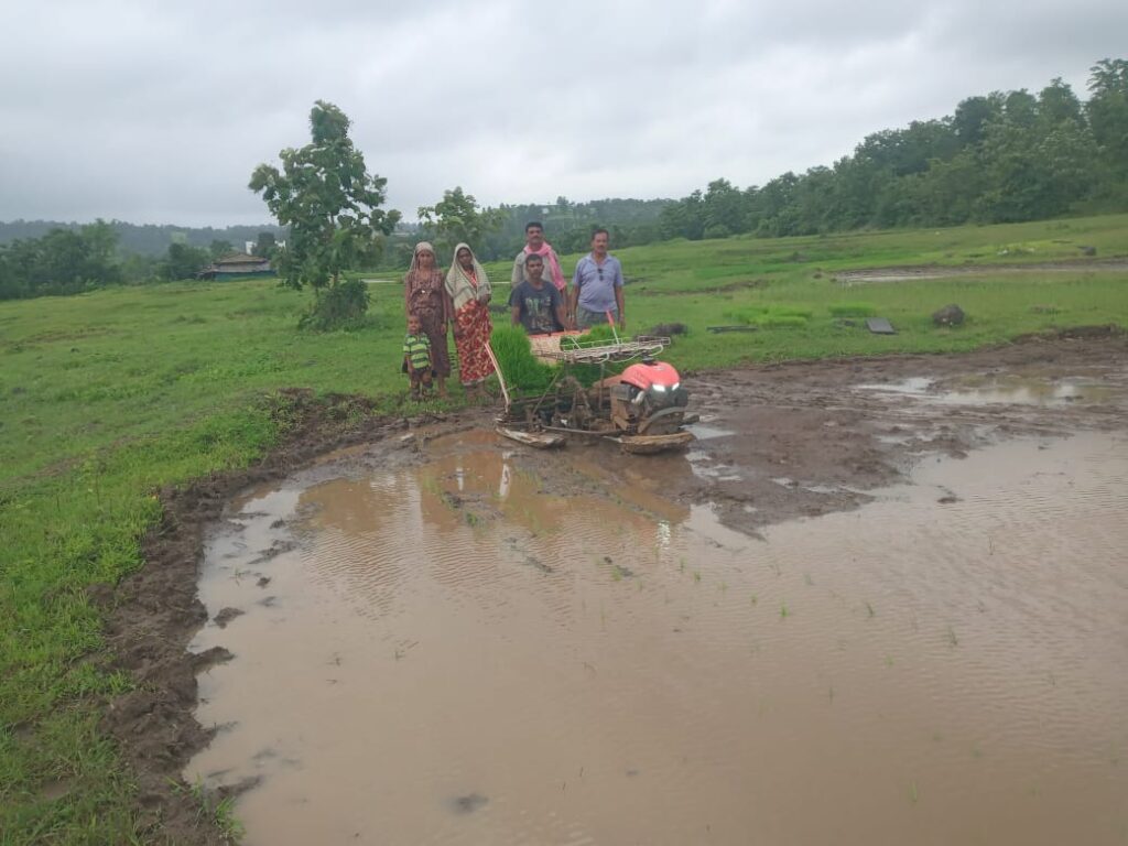 जिल्ह्यातील शेतकऱ्यांची यांत्रिक भातशेतीच्या दिशेने वाटचाल,