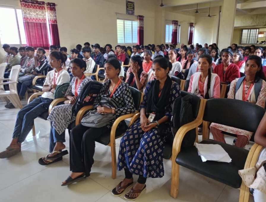 तलासरी येथे कविता वाचन स्पर्धेचे आयोजन,