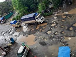 कोणाच्याही कोंबड्याच्या आरवण्याने एकदाचे उजडू द्या…