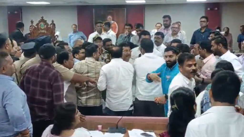 सत्ताधारी व विरोधक एकाच माळेचे मणी ; करदाते प्रचंड नाराज,