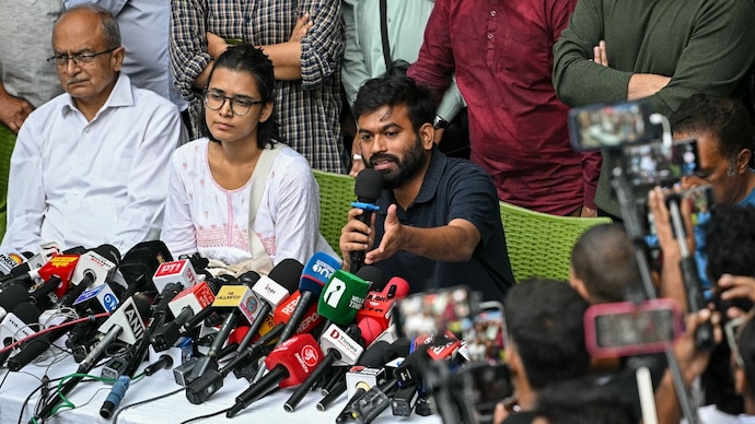 ज्येष्ठ विधिज्ञ प्रशांत भूषण यांच्या एका व्यक्तव्याने देशभरात तीव्र पडसाद,